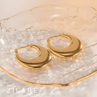 Aretes delicados baño de oro 18k con diseño curvo Yamileth