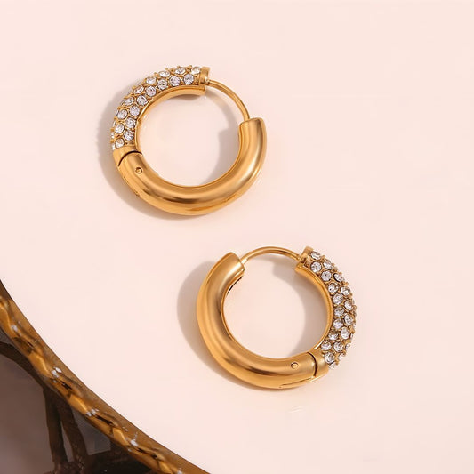 Aretes delicados baño de oro 18k con diseño brillante Marely