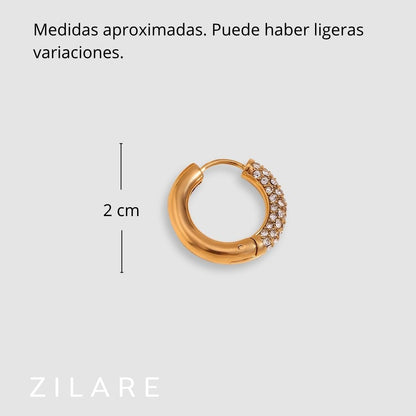 Aretes delicados baño de oro 18k con diseño brillante Marely