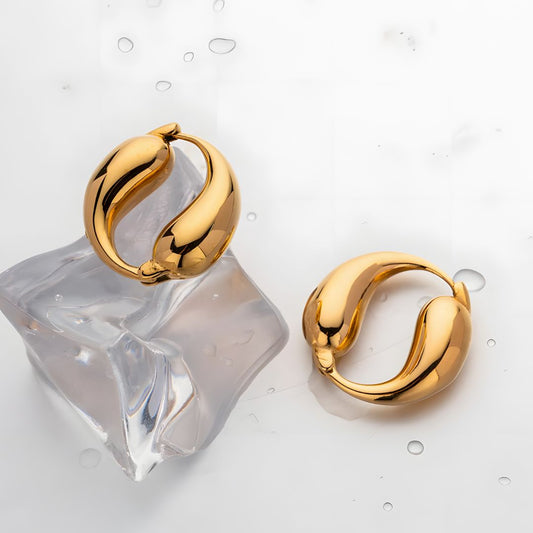 Aretes dorados baño de oro 18k con diseño curvo Marisela