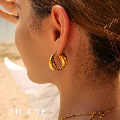 Aretes dorados baño de oro 18k con diseño curvo Marisela