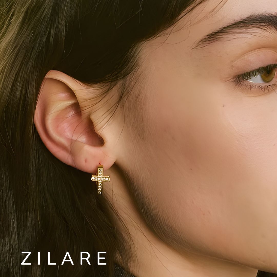 Aretes dorados con cruz y zirconias bañados en oro 18k Lía