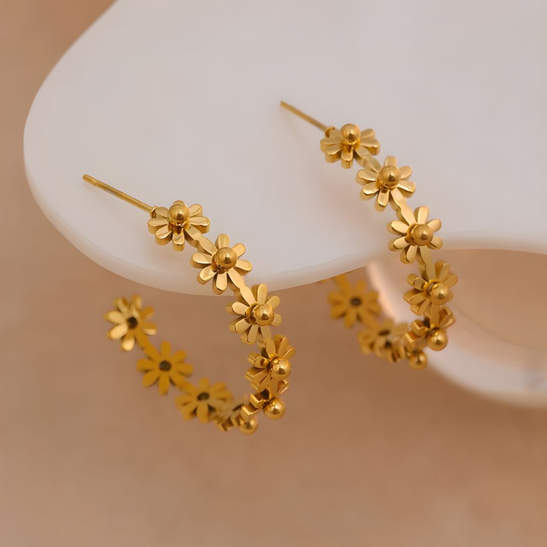 Aretes dorados de flores en aro bañados en oro 18k Bianca