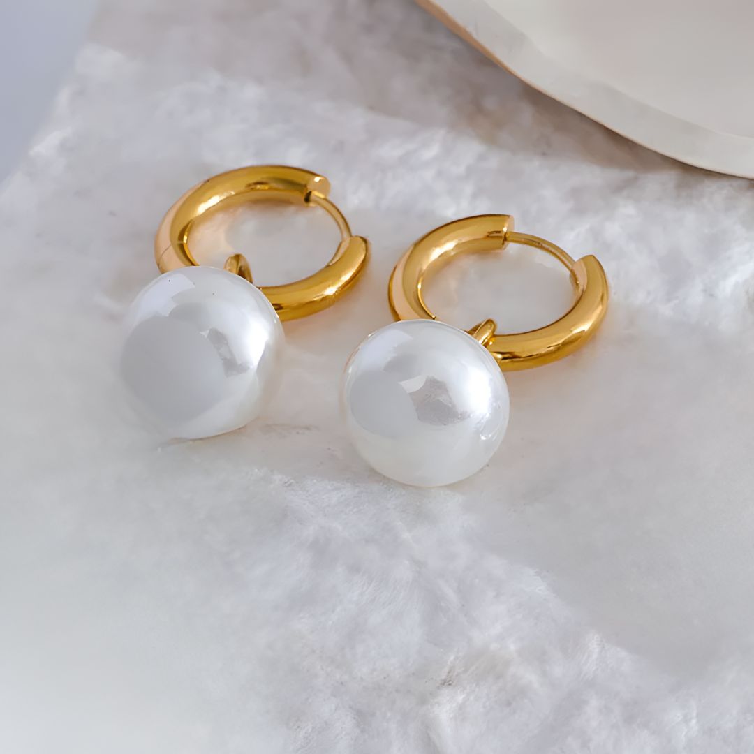 Aretes dorados con perla colgante bañados en oro 18k Paula