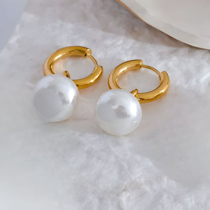 Aretes dorados con perla colgante bañados en oro 18k Paula