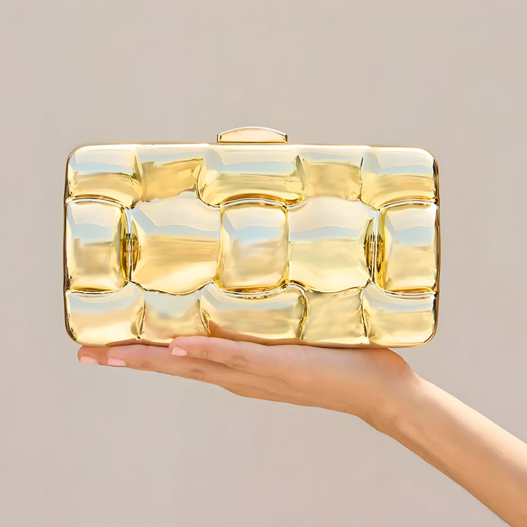 Bolsa de mano para mujer dorada con diseño texturizado Zyra