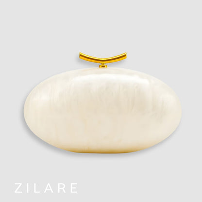 Bolsa de mano marfil nacarado con cierre dorado Marbella