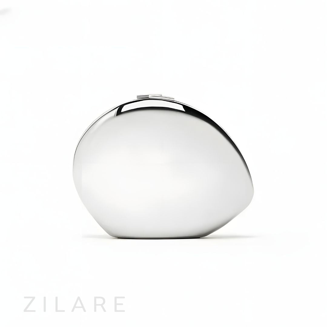 Bolsa de mano elegante plateada con diseño metálico Elyza