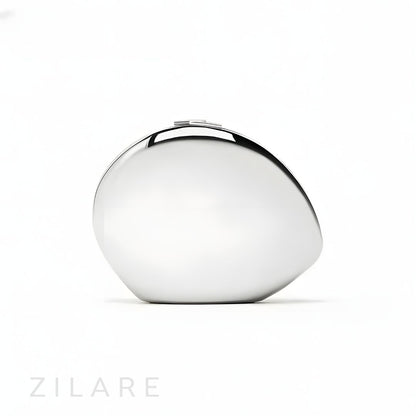 Bolsa de mano elegante plateada con diseño metálico Elyza