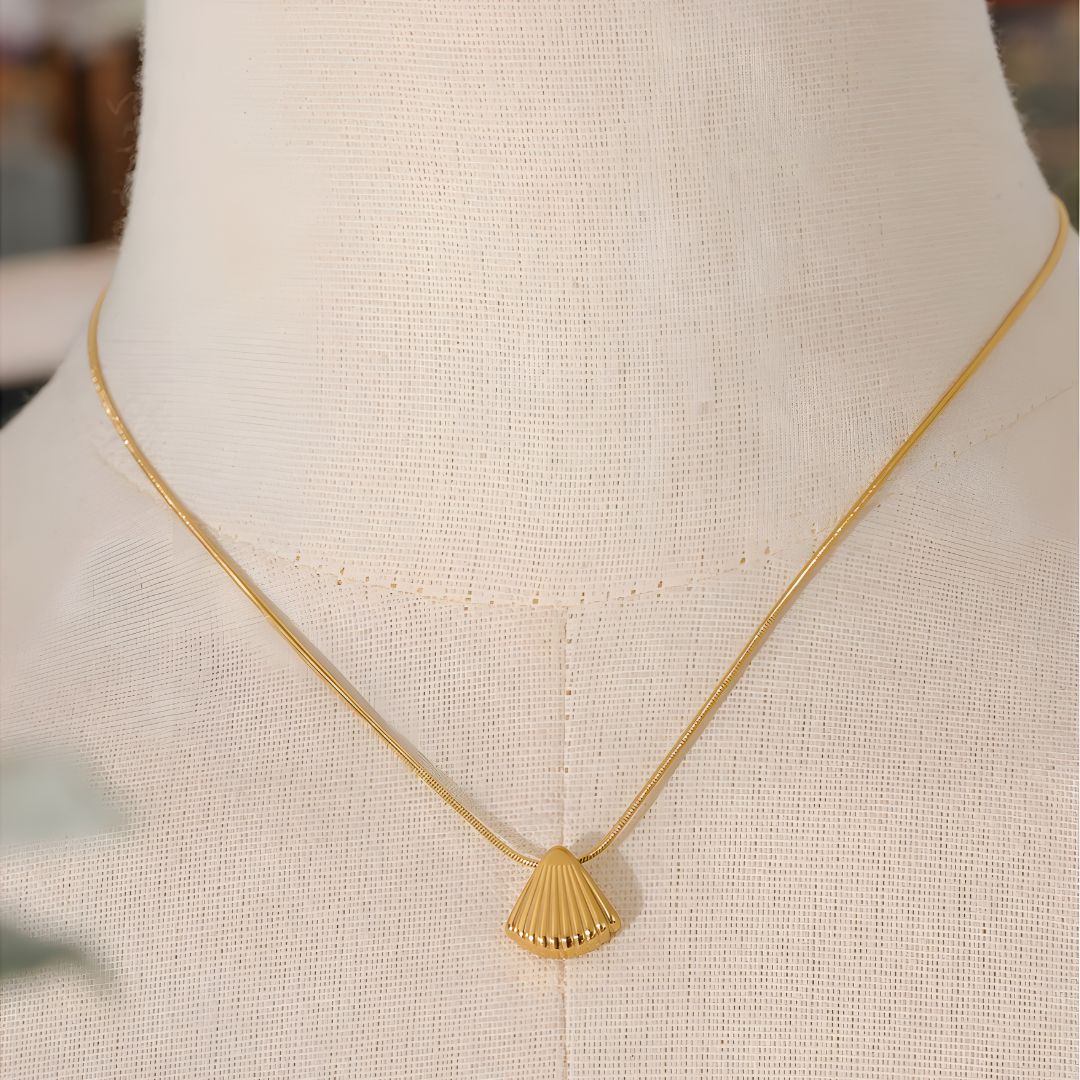 Collar bañado en oro 18k con diseño elegante de concha Ahya