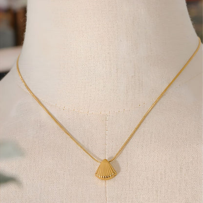 Collar bañado en oro 18k con diseño elegante de concha Ahya