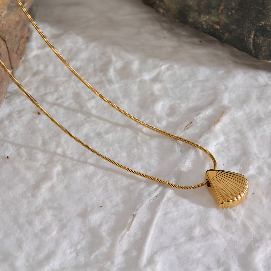 Collar bañado en oro 18k con diseño elegante de concha Ahya