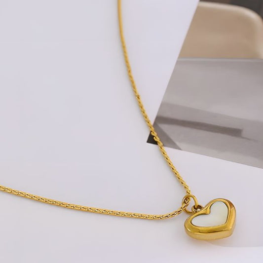 Collar bañado en oro 18k con dije de corazón blanco Zira