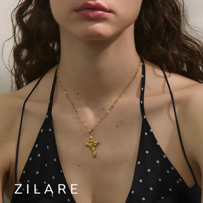 Collar dorado con cruz y cadena fina bañada en oro 18k Noara