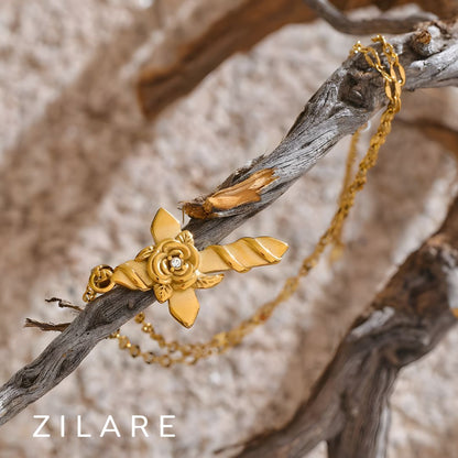 Collar dorado con cruz y cadena fina bañada en oro 18k Noara