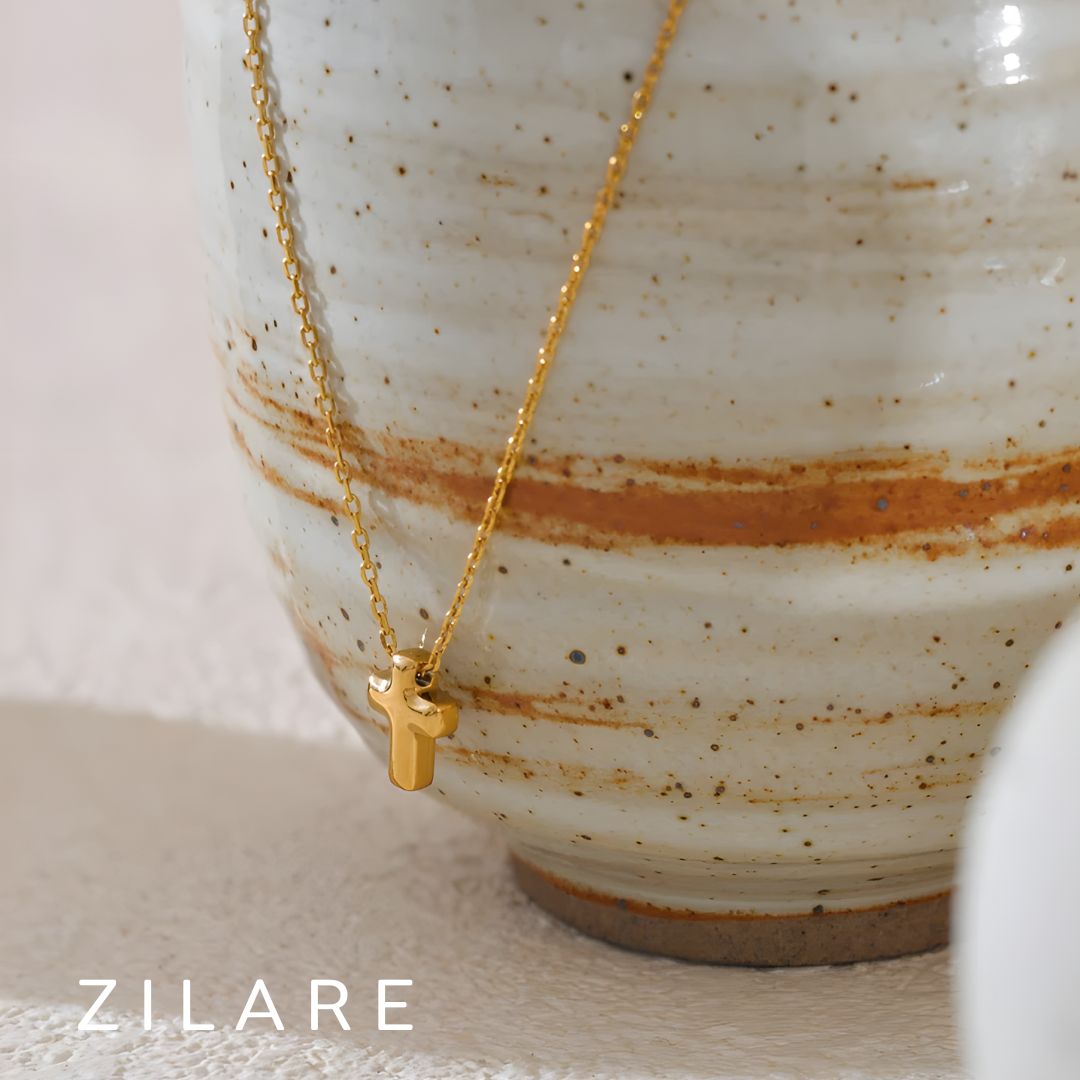 Collar dorado bañado en oro 18k con cruz elegante Selini