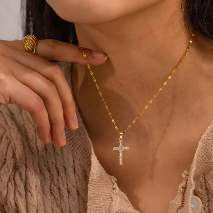 Collar delicado baño de oro 18k con cruz luminosa Maite