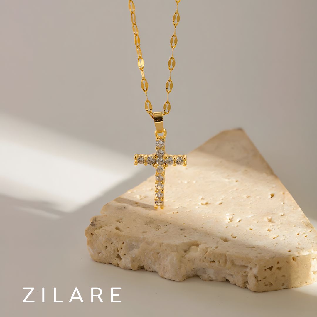 Collar delicado baño de oro 18k con cruz luminosa Maite