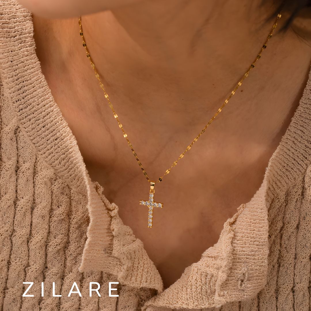 Collar delicado baño de oro 18k con cruz luminosa Maite