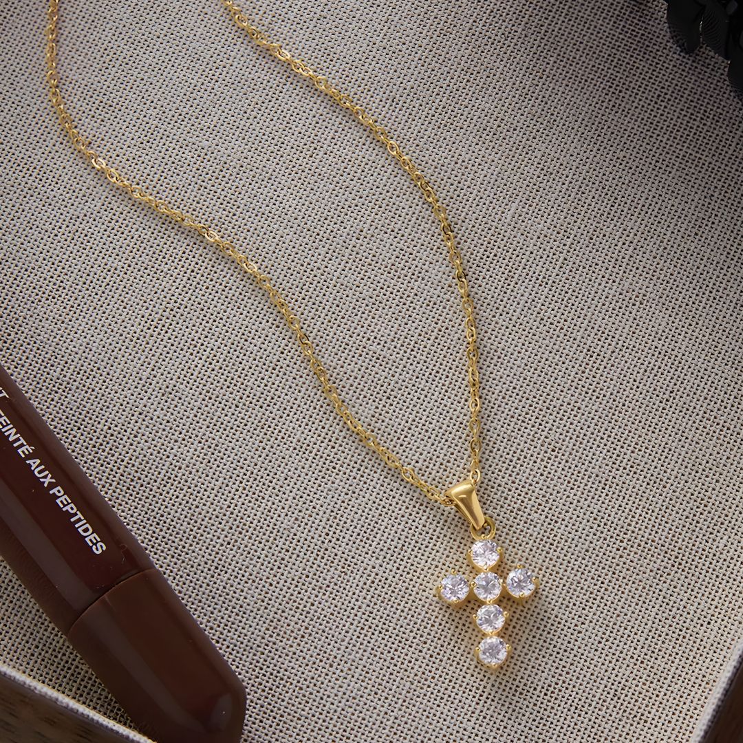 Collar delicado baño de oro 18k con cruz radiante Daila