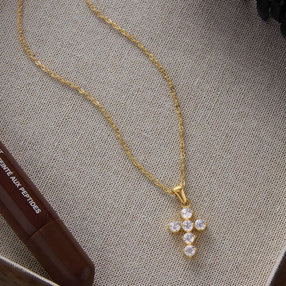 Collar delicado baño de oro 18k con cruz radiante Daila
