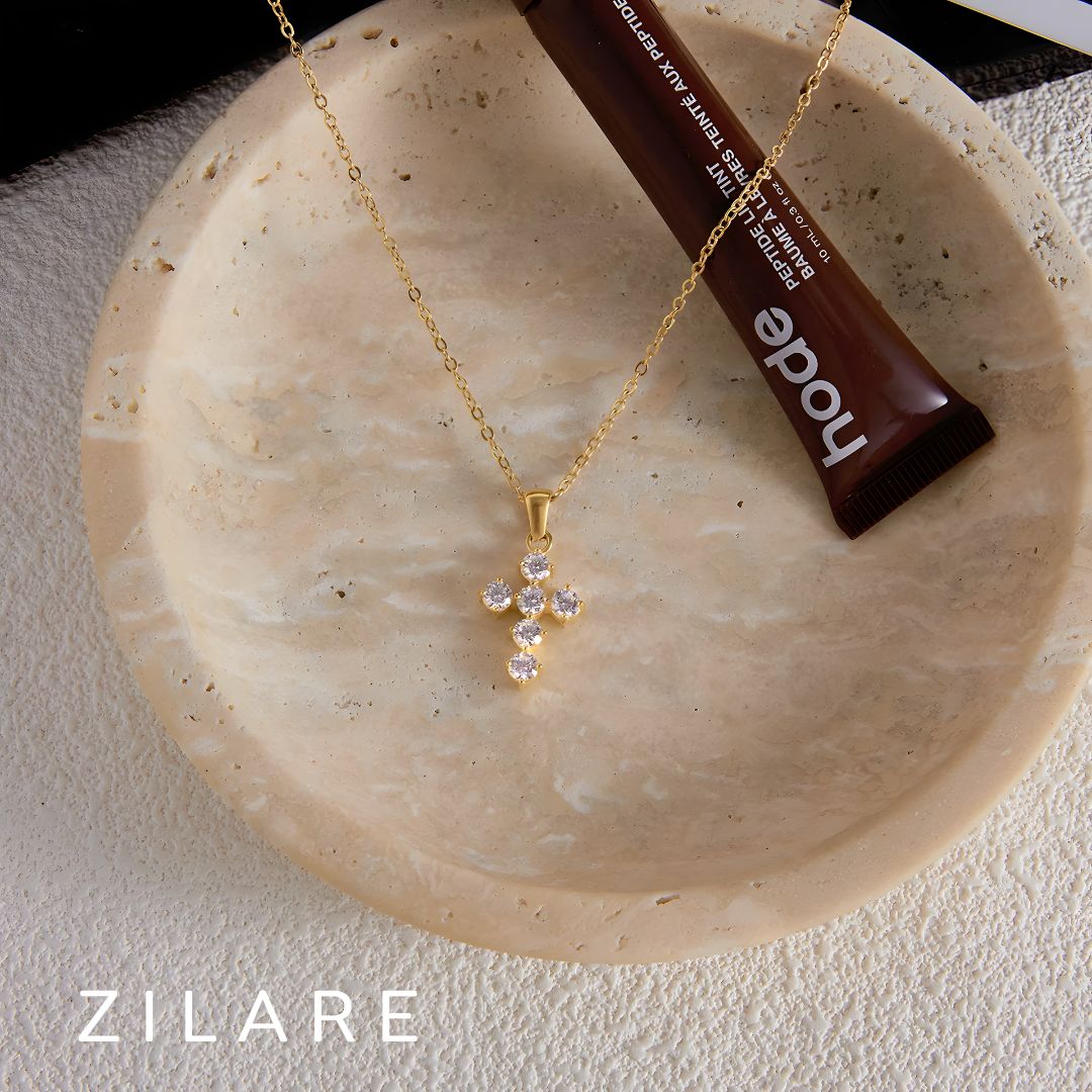 Collar delicado baño de oro 18k con cruz radiante Daila