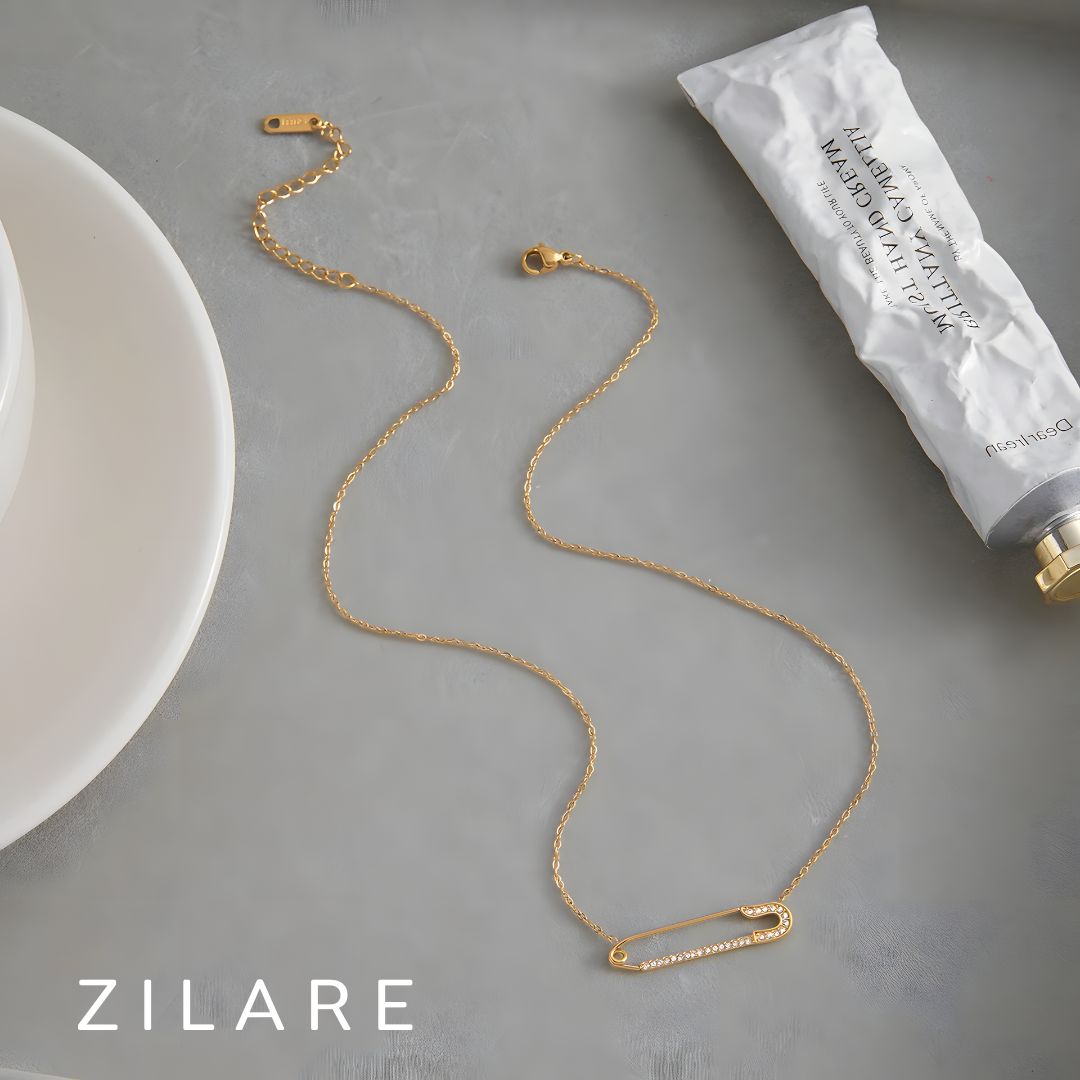 Collar dorado baño de oro 18k con dije tipo alfiler Yaneli