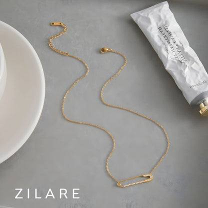 Collar dorado baño de oro 18k con dije tipo alfiler Yaneli