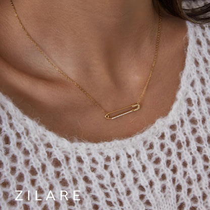 Collar dorado baño de oro 18k con dije tipo alfiler Yaneli