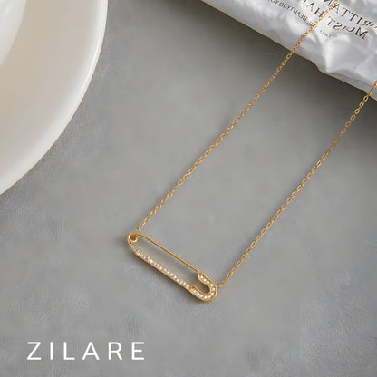 Collar dorado baño de oro 18k con dije tipo alfiler Yaneli