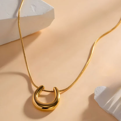 Collar moderno baño oro 18k con dije en forma de U Abrilita