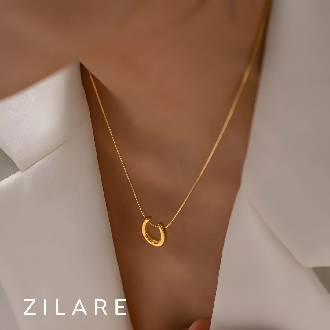 Collar moderno baño oro 18k con dije en forma de U Abrilita