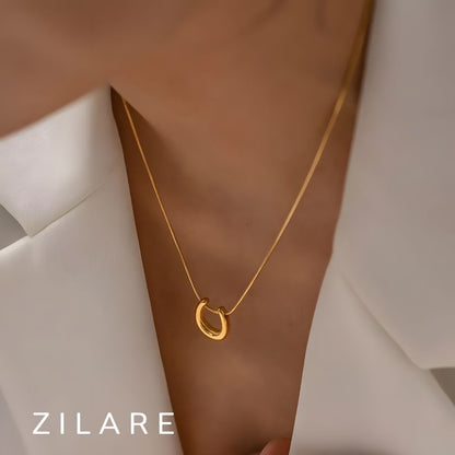 Collar moderno baño oro 18k con dije en forma de U Abrilita