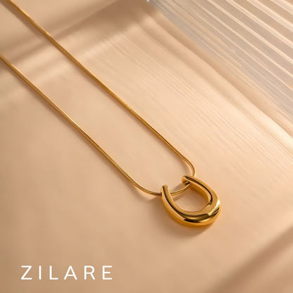 Collar moderno baño oro 18k con dije en forma de U Abrilita