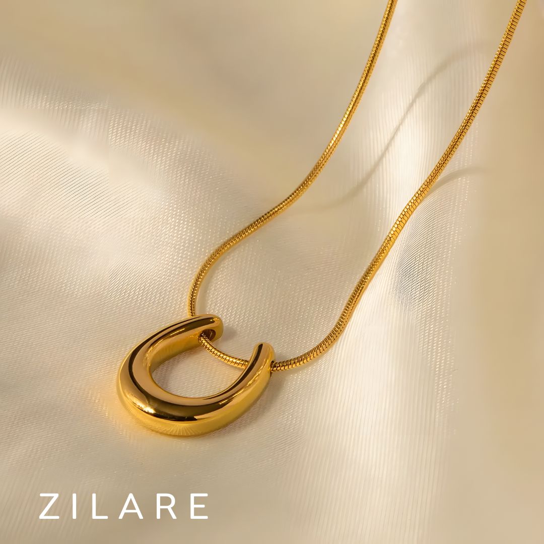 Collar moderno baño oro 18k con dije en forma de U Abrilita