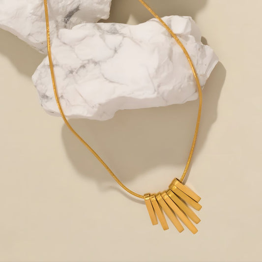 Collar dorado chic baño de oro 18k con barras finas Amaya