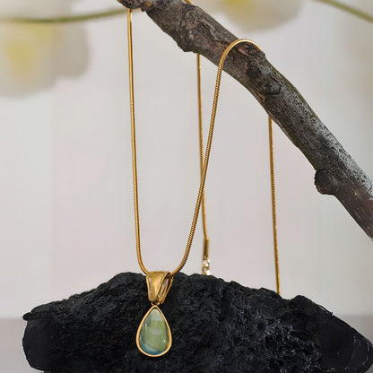 Collar dorado con gota verde elegante bañado oro 18k Clarisa