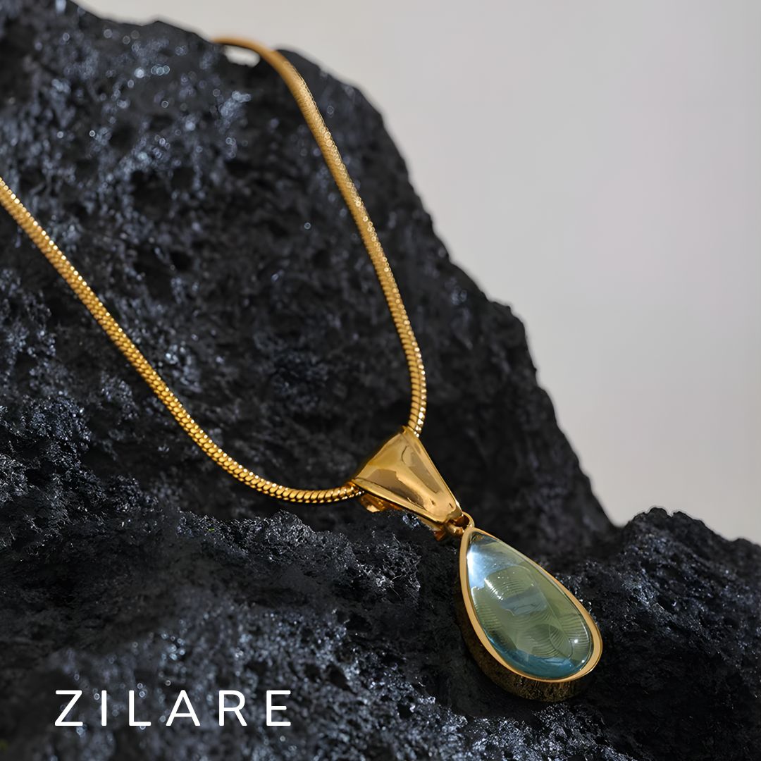 Collar dorado con gota verde elegante bañado oro 18k Clarisa