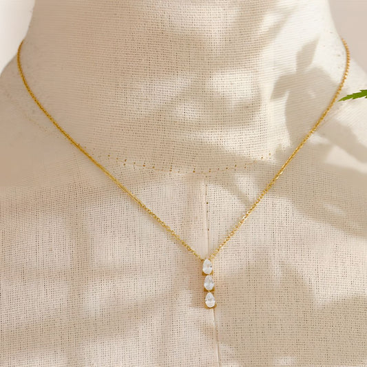 Collar bañado en oro 18k diseño elegante de 3 piedras Mireya