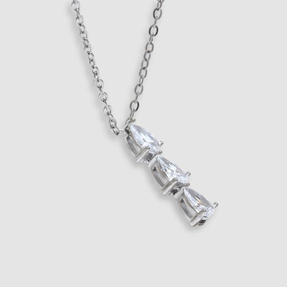 Collar bañado en oro 18k diseño elegante de 3 piedras Mireya