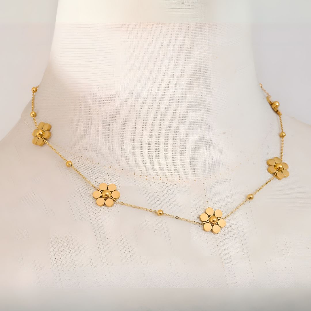 Collar Dorado con Flores Delicadas Bañado en Oro 18k Martina