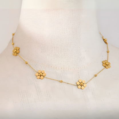 Collar Dorado con Flores Delicadas Bañado en Oro 18k Martina