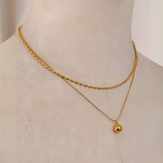 Collar doble bañado en oro 18k con esfera colgante Roxana