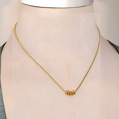 Collar dorado bañado en oro 18k con delicadas argollas Vera