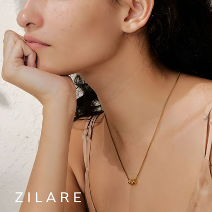 Collar dorado bañado en oro 18k con delicadas argollas Vera