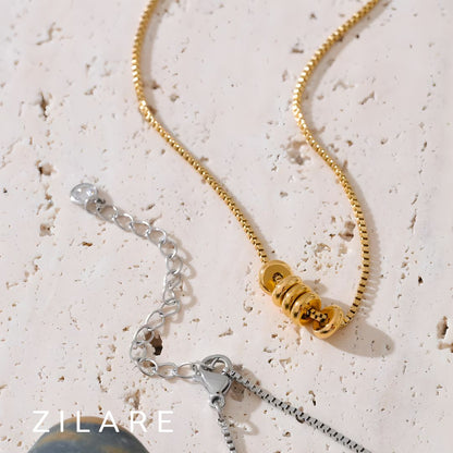 Collar dorado bañado en oro 18k con delicadas argollas Vera