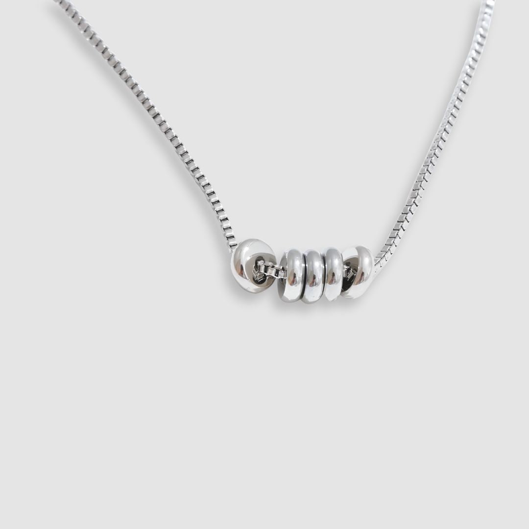 Collar dorado bañado en oro 18k con delicadas argollas Vera