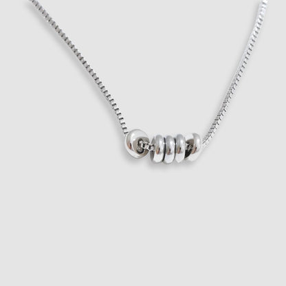 Collar dorado bañado en oro 18k con delicadas argollas Vera