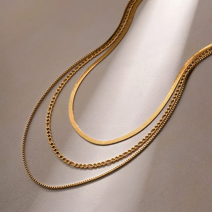 Collar delicado baño de oro 18k con tres cadenas Yaritza