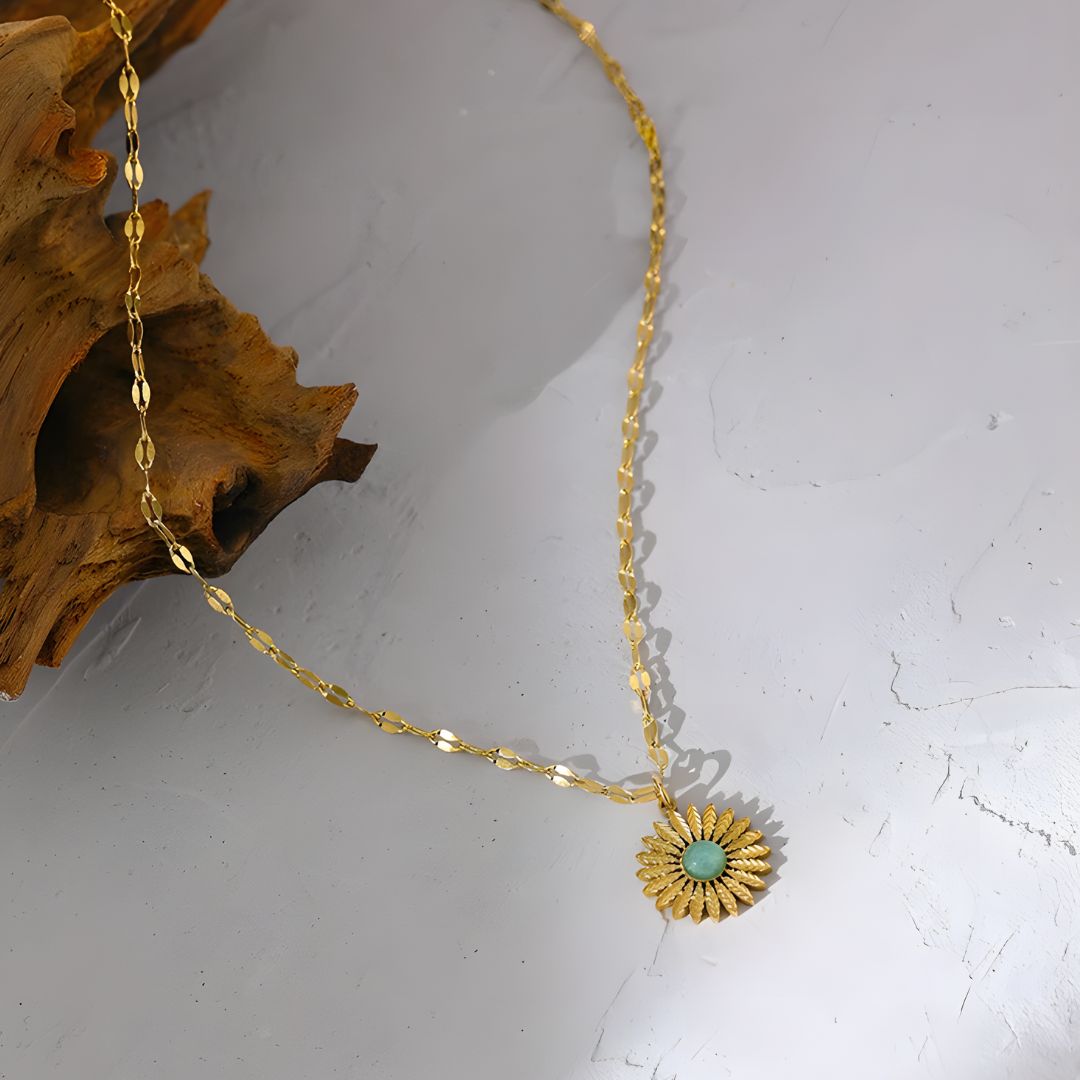 Collar con Dije Floral y Piedra Verde Bañado en Oro Lina